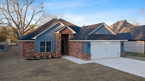 Homes For Sale - 109 Cates<br/> White Oak, TX 75693