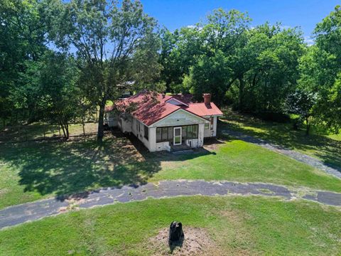 Homes For Sale - 304 Daingerfield St<br/> Naples, TX 75568