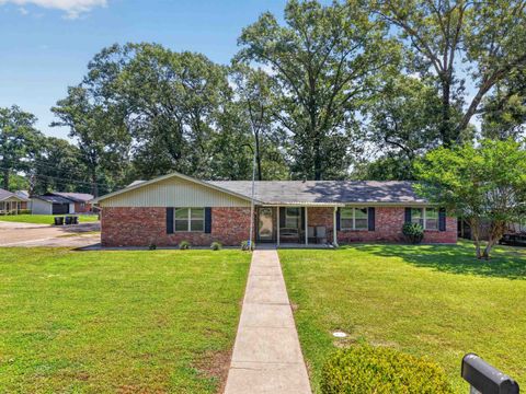 Homes For Sale - 1306 Greenbriar Dr<br/> Longview, TX 75604