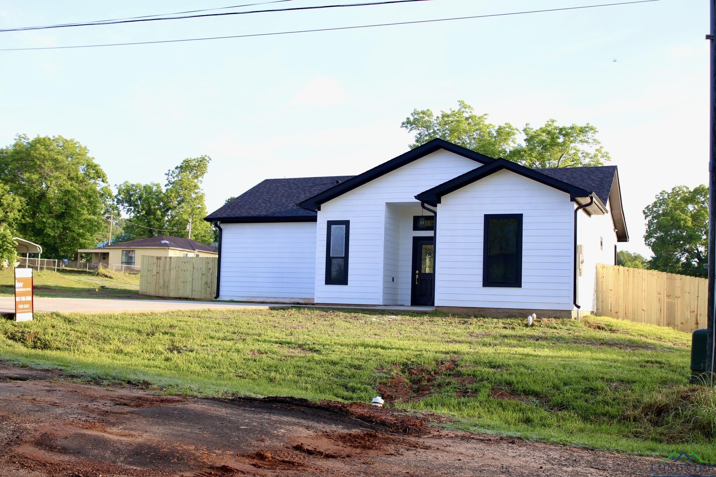 208 W Houston St, Daingerfield, Texas image 2