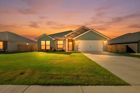 Homes For Sale - 16529 Crossing Circle<br/> Lindale, TX 75771