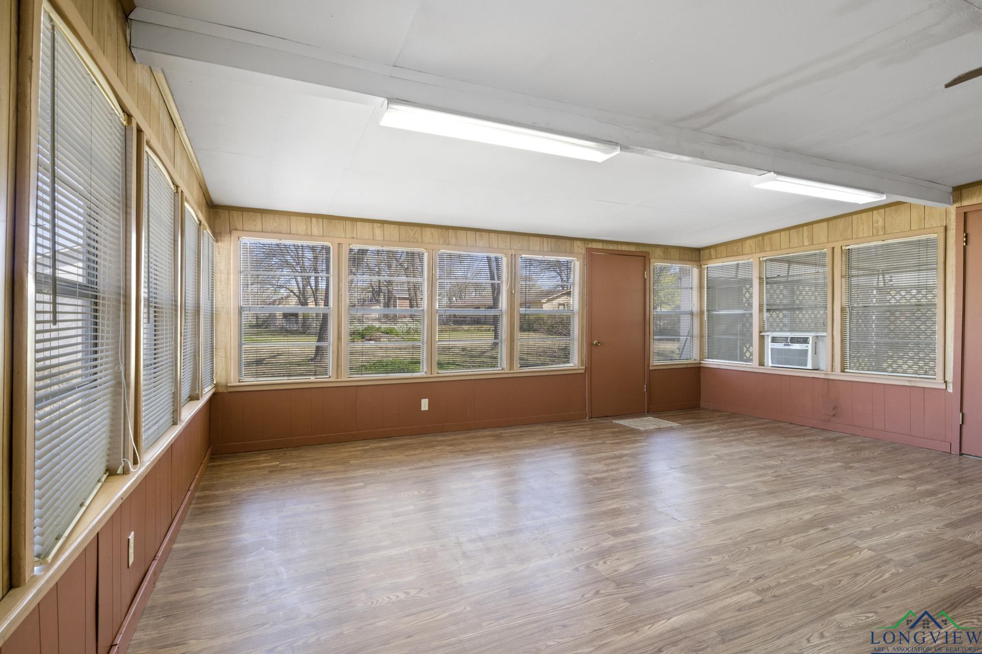 609 E Main St, Omaha, Texas image 28