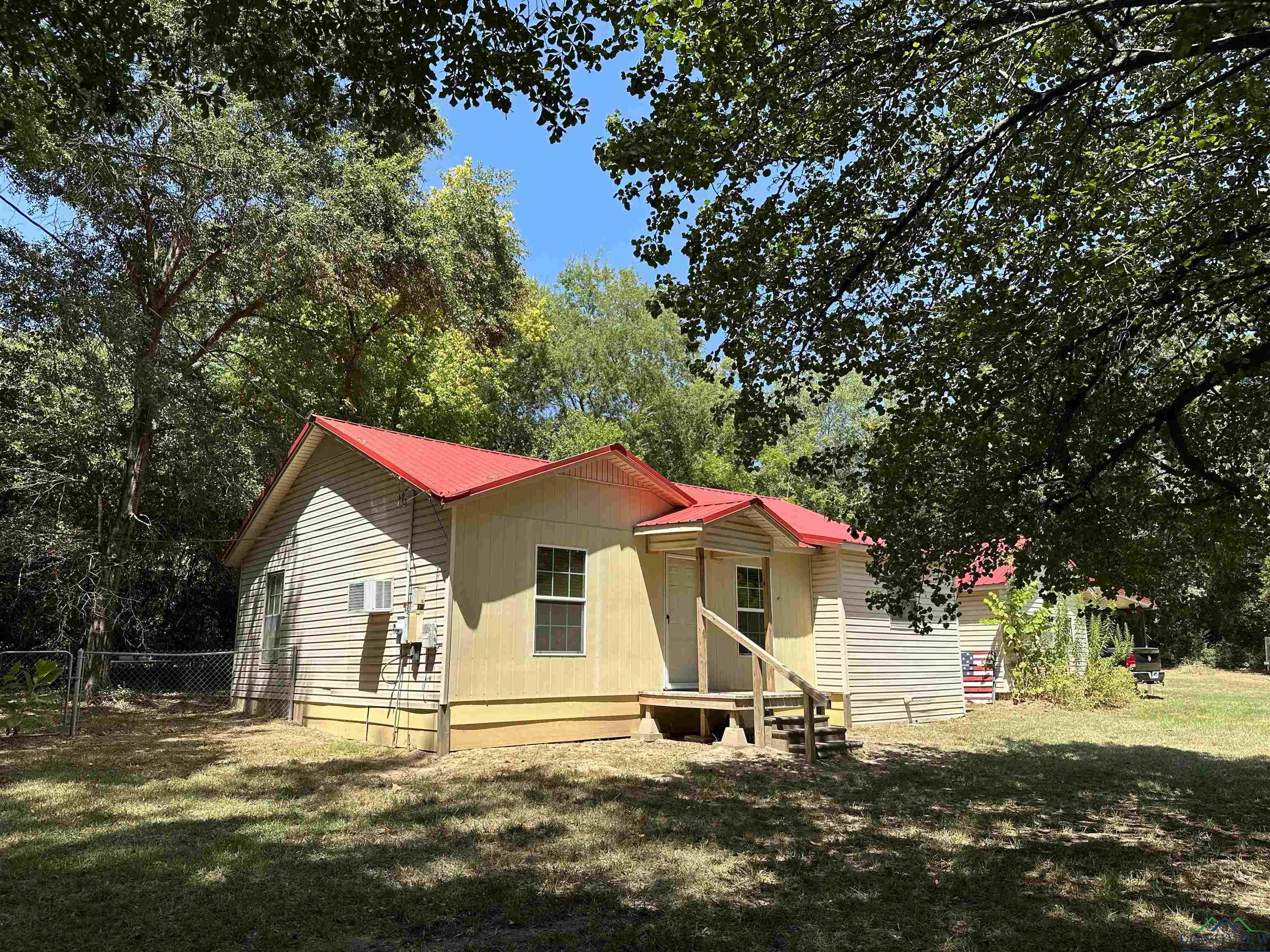 1005 Pine St, Daingerfield, Texas image 1