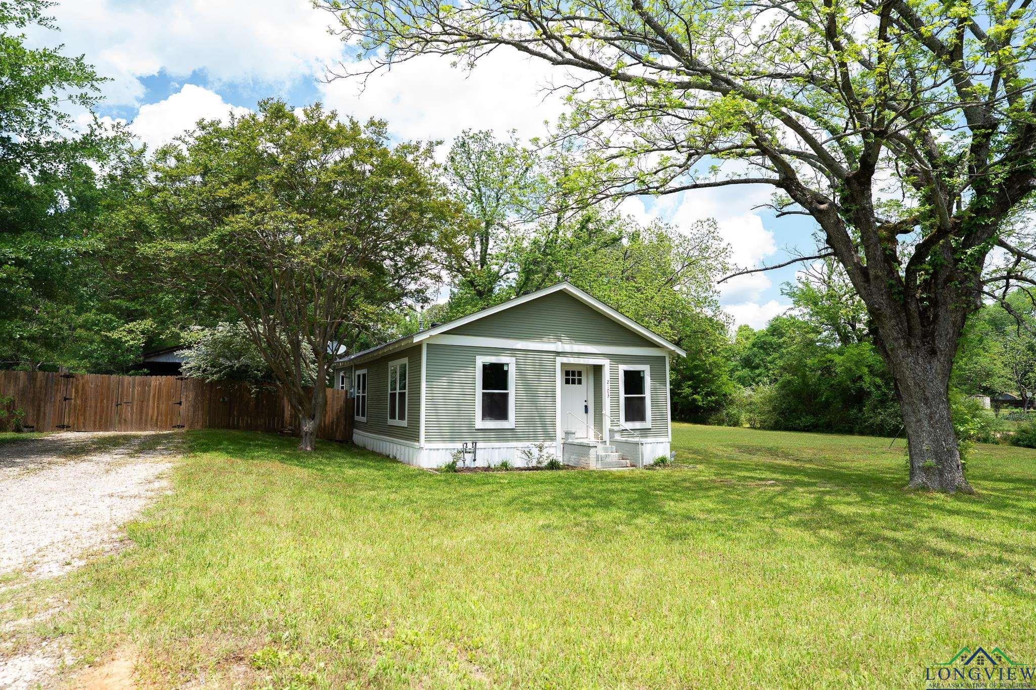 2103 Lancaster St, Marshall, Texas image 2
