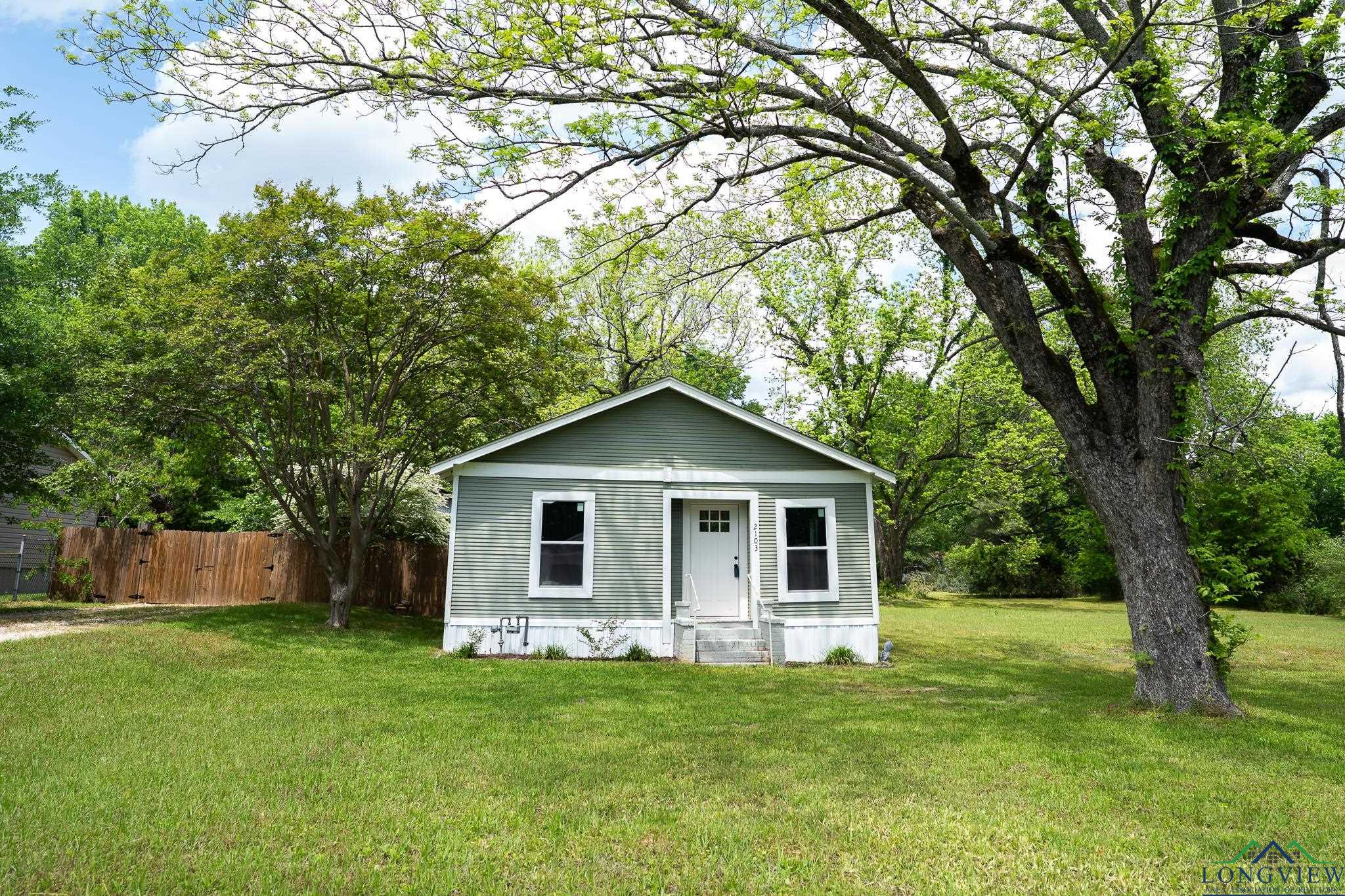 2103 Lancaster St, Marshall, Texas image 1