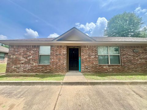 Homes For Sale - 206 N Chestnut St<br/> Hallsville, TX 75650