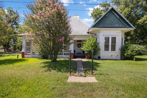 Homes For Sale - 109 W Cotton St<br/> Big Sandy, TX 75755