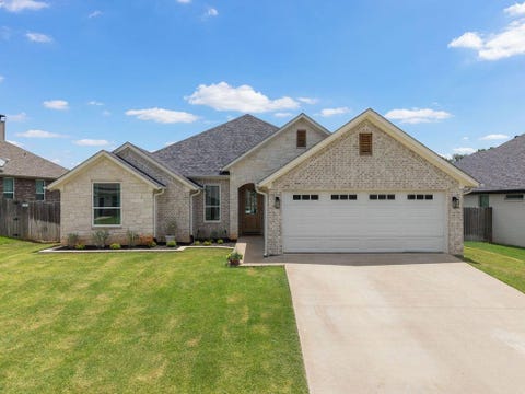 Homes For Sale - 1121 Nate Cir<br/> Smith County, Bullard, TX 75757