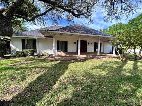 Homes For Sale - 1010 Pamela St<br/> Henderson, TX 75654