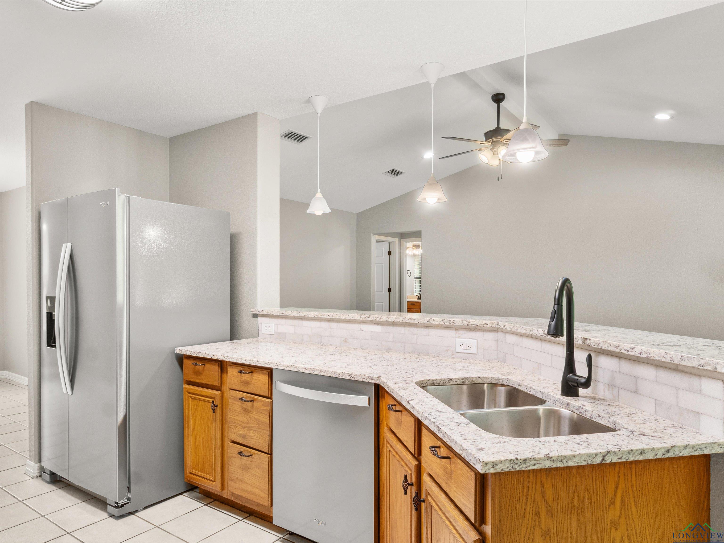 2015 W Lake Dr, Gladewater, Texas image 4