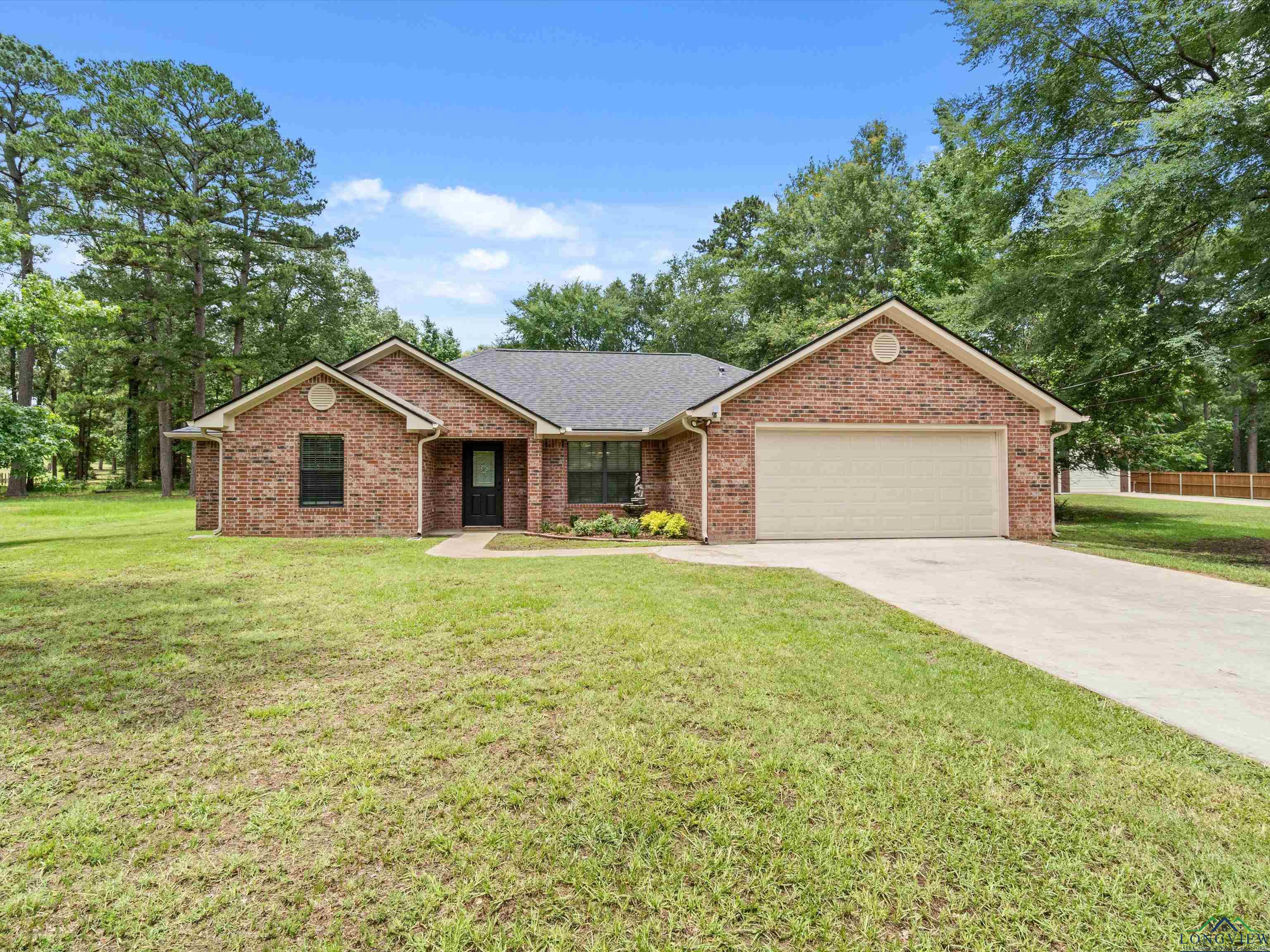 2015 W Lake Dr, Gladewater, Texas image 1