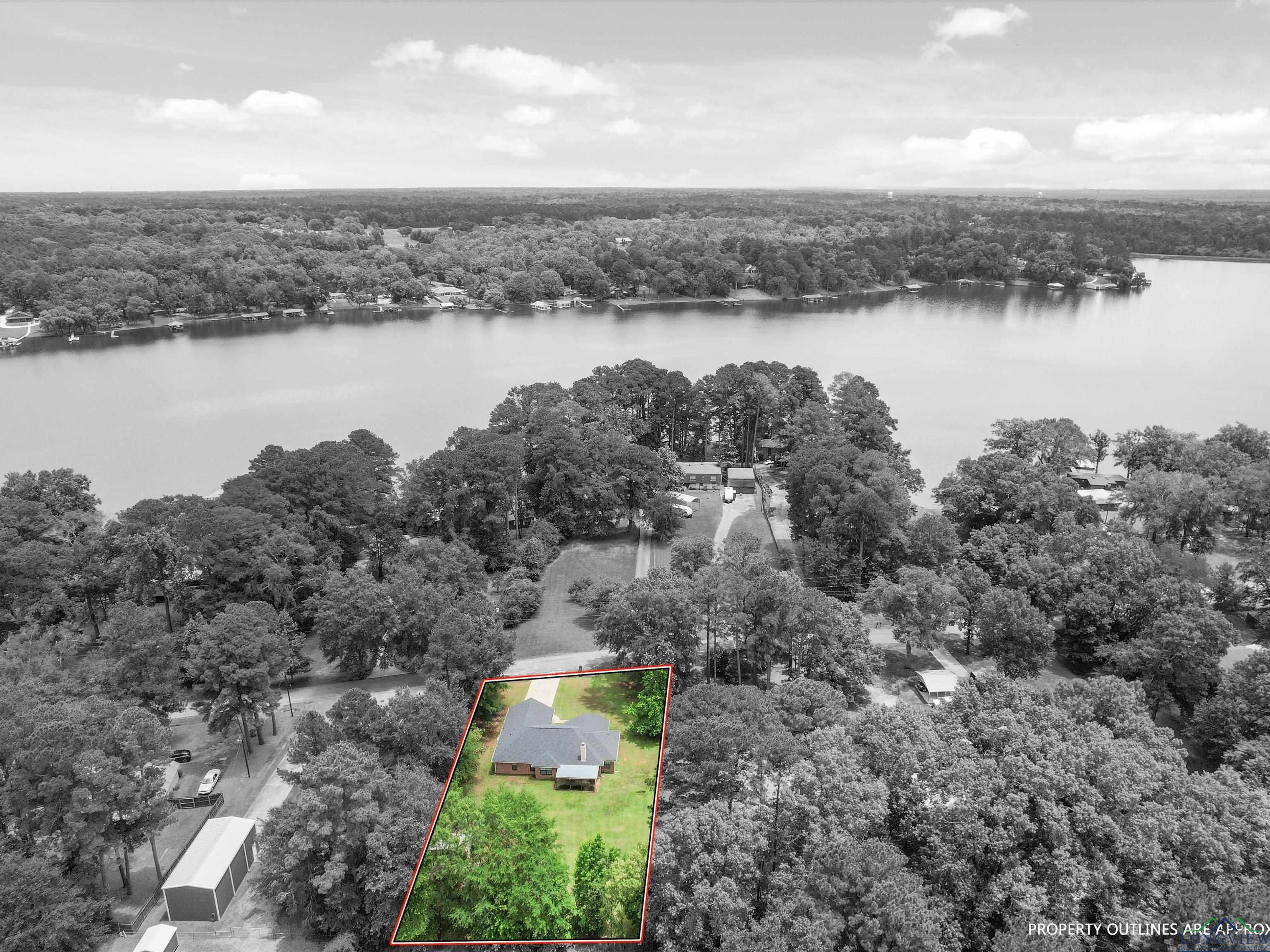 2015 W Lake Dr, Gladewater, Texas image 2