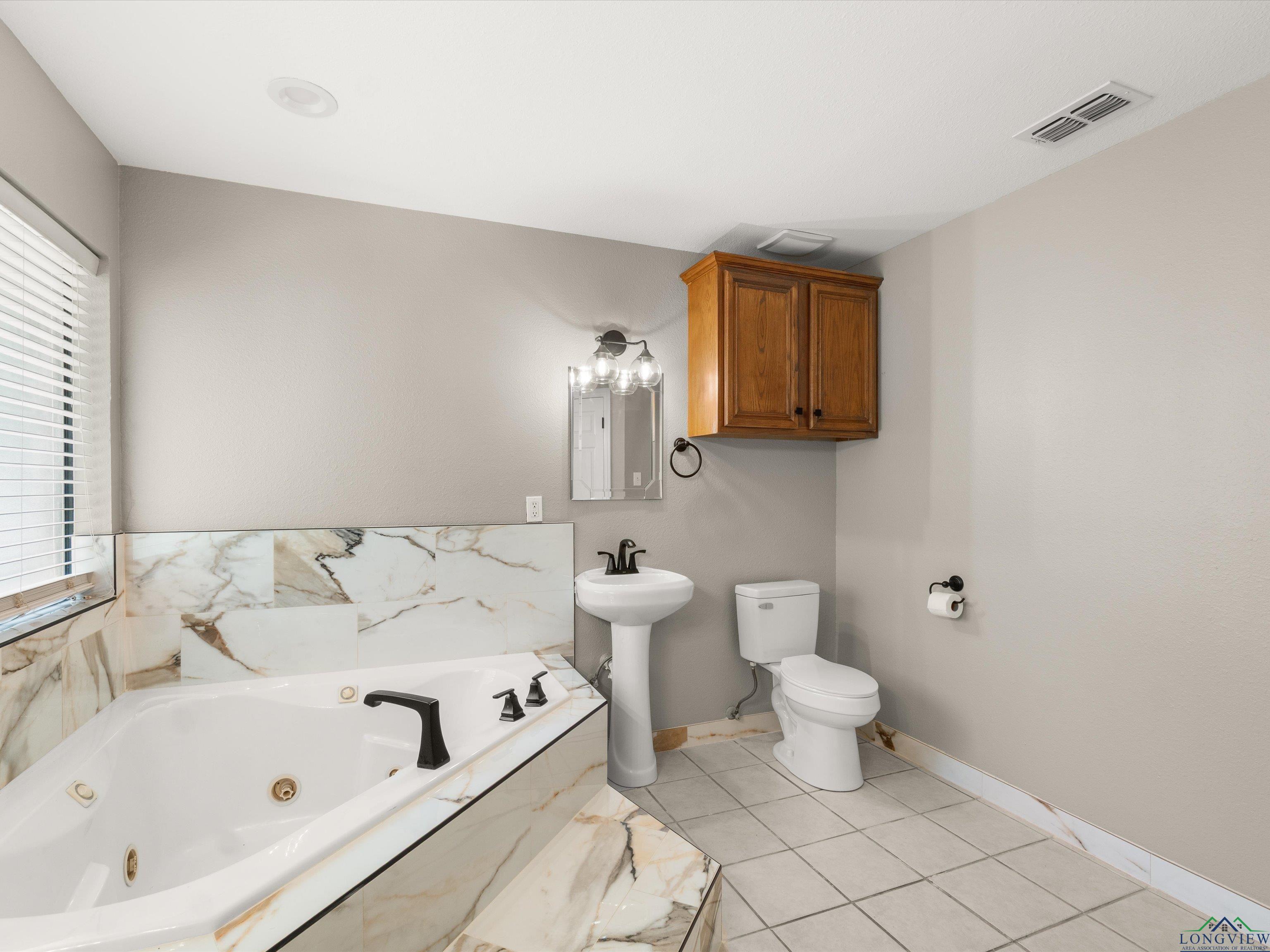2015 W Lake Dr, Gladewater, Texas image 17
