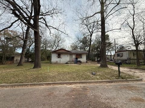 Homes For Sale - 1108 W Noble Street<br/> Troup, TX 75789