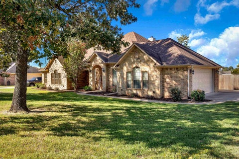Homes For Sale - 265 Towering Oaks Lane<br/> Longview, TX 75602