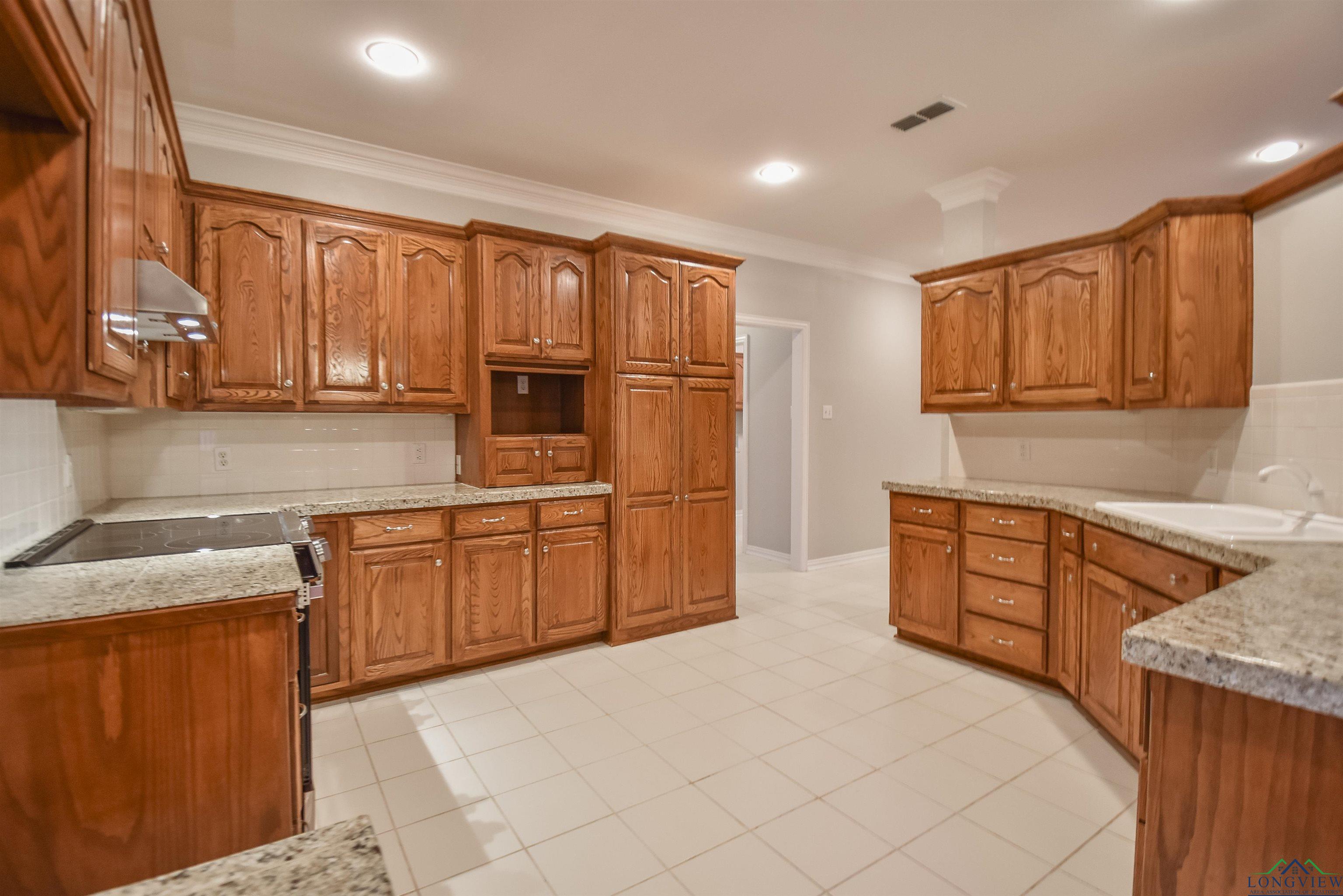 5816 Hollybrook Dr, Tyler, Texas image 10