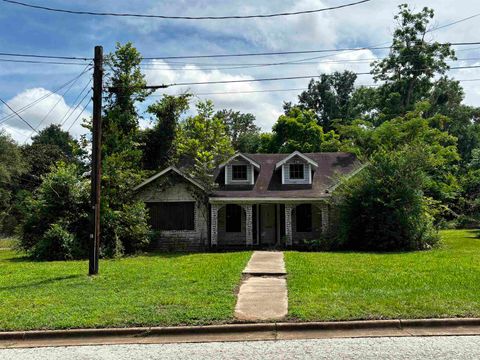 Homes For Sale - 321 E Butler St<br/> Gilmer, TX 75644