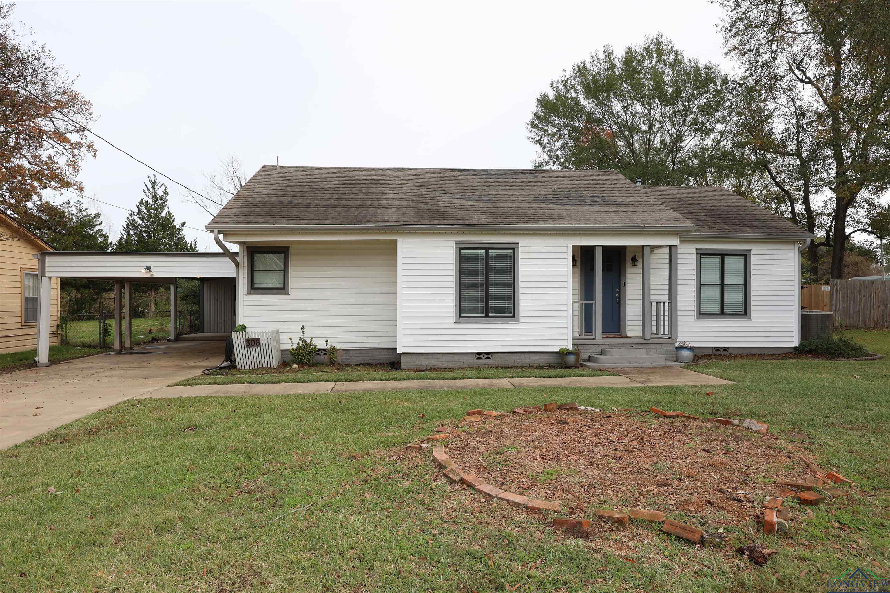 306 N Parker Ln, Carthage, Texas image 1