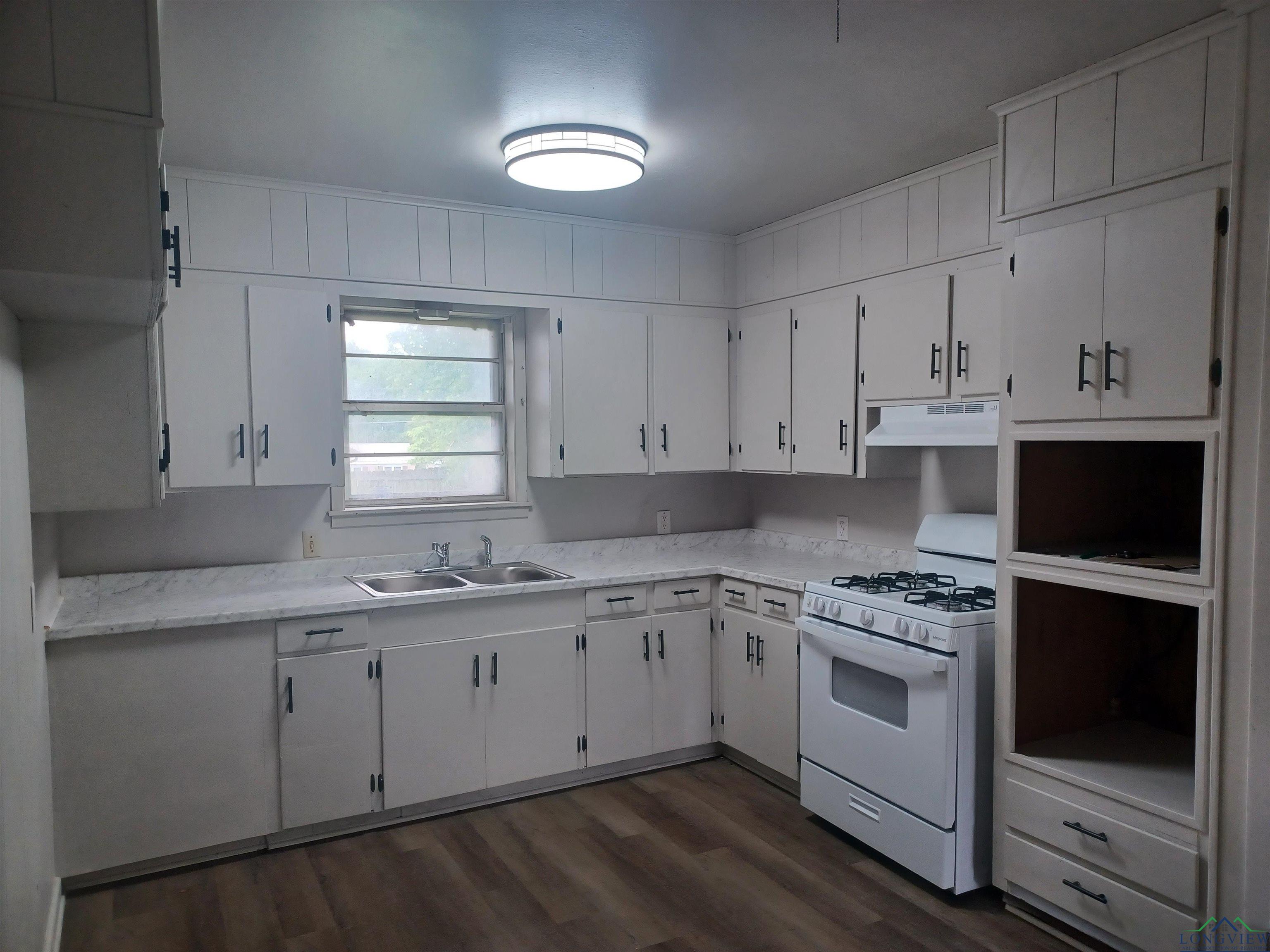 409 Boynton Street, Carthage, Texas image 2