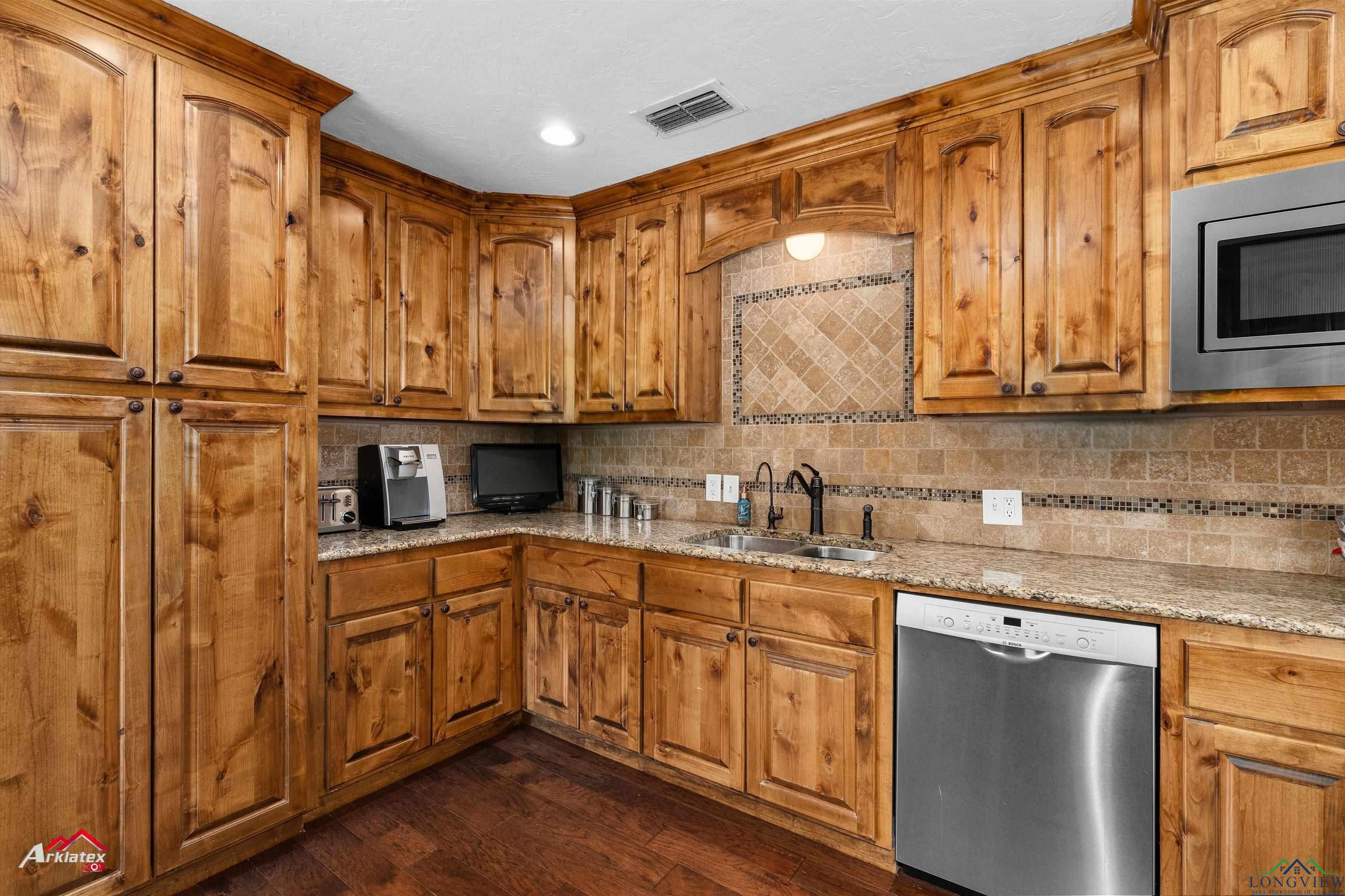 104 N Joann St, White Oak, Texas image 7