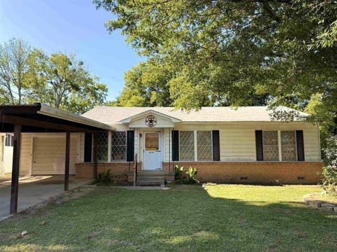 Homes For Sale - 213 E Magnolia Dr<br/> Mount Pleasant, TX 75455