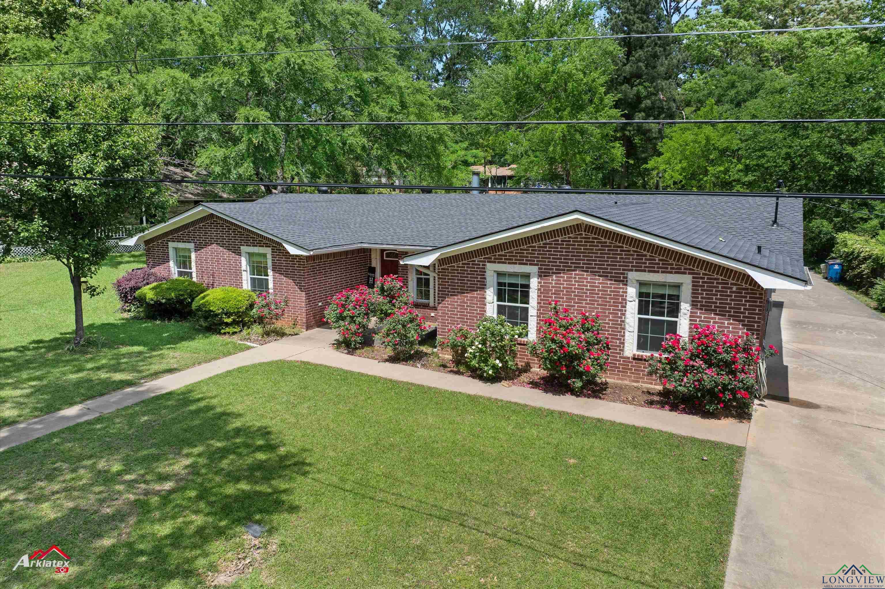 309 E Hillcrest Dr, White Oak, Texas image 1
