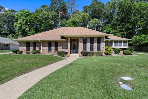 Homes For Sale - 811 Pinegrove Lane<br/> Longview, TX 75604