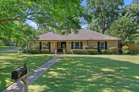 Homes For Sale - 801 Elizabeth St<br/> Gilmer, TX 75644