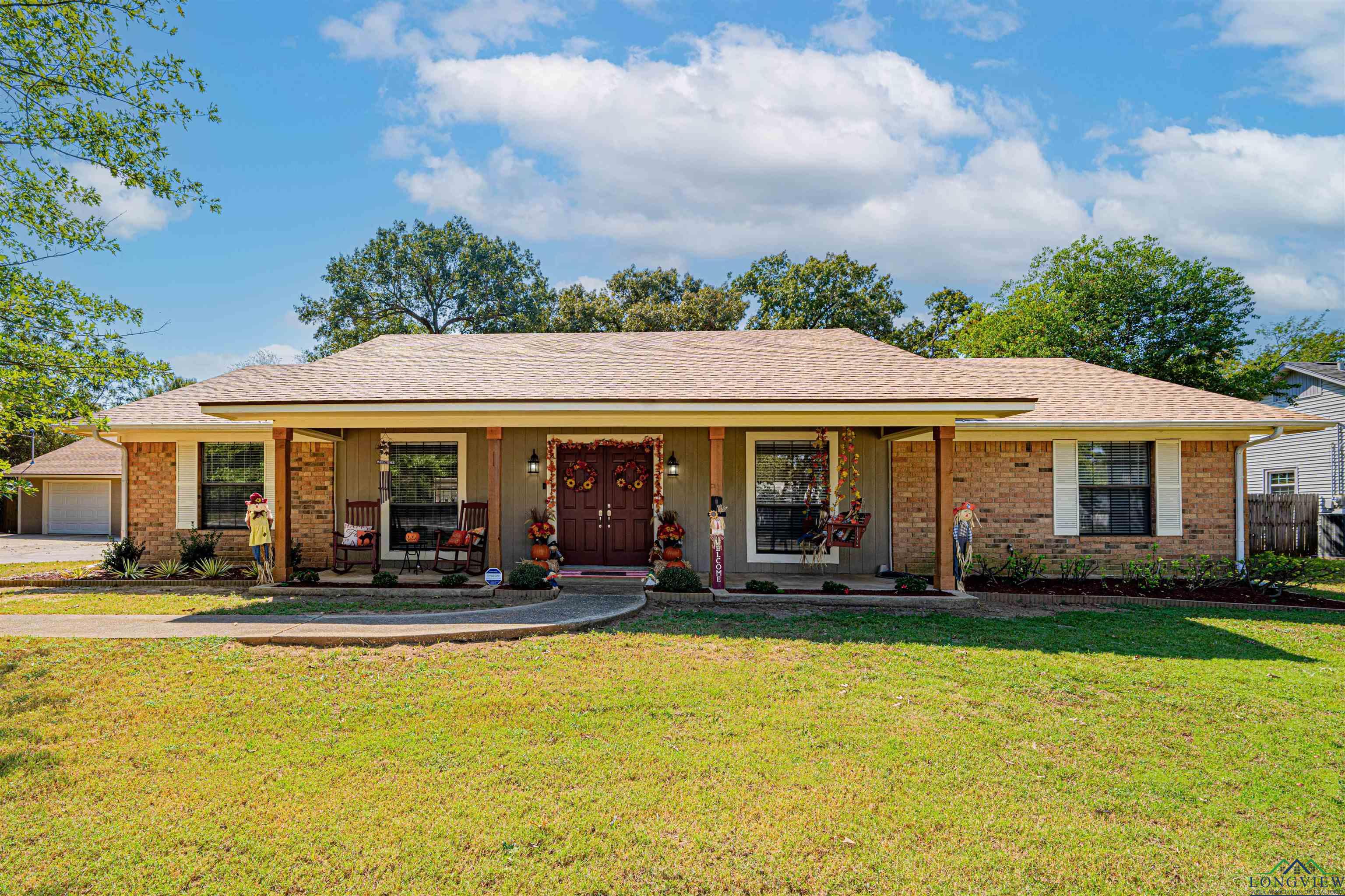 2712 S Stone Road With Guesthouse Circle, Kilgore, Texas image 2