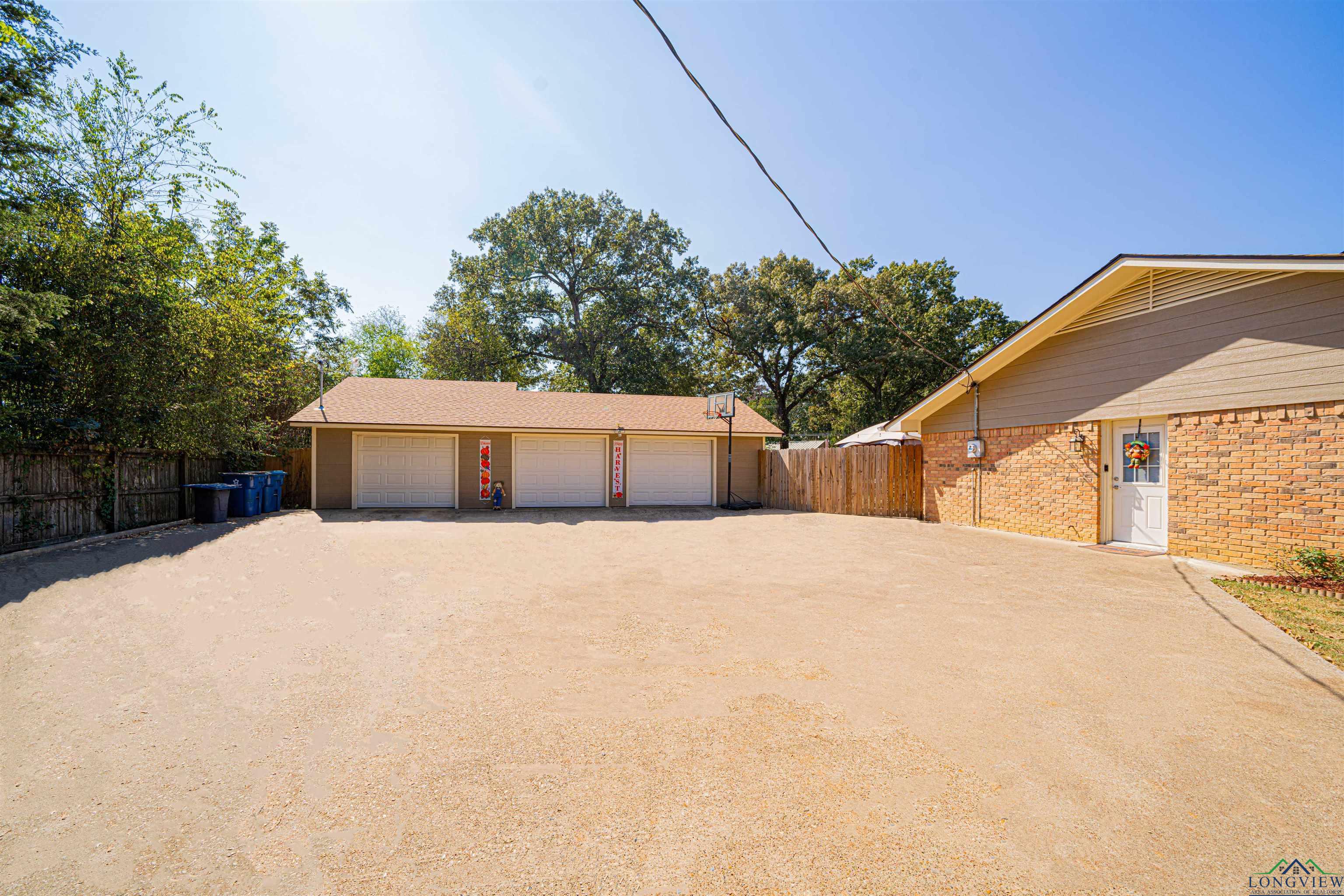 2712 S Stone Road With Guesthouse Circle, Kilgore, Texas image 3