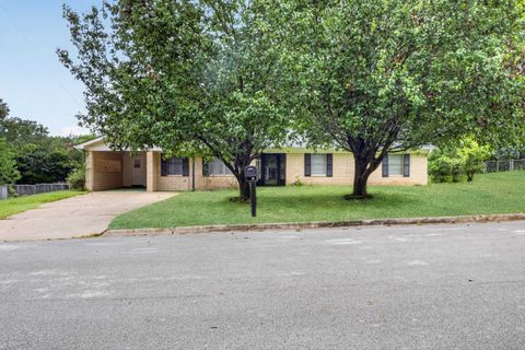 Homes For Sale - 209 Meadowbrook Dr<br/> Overton, TX 75684