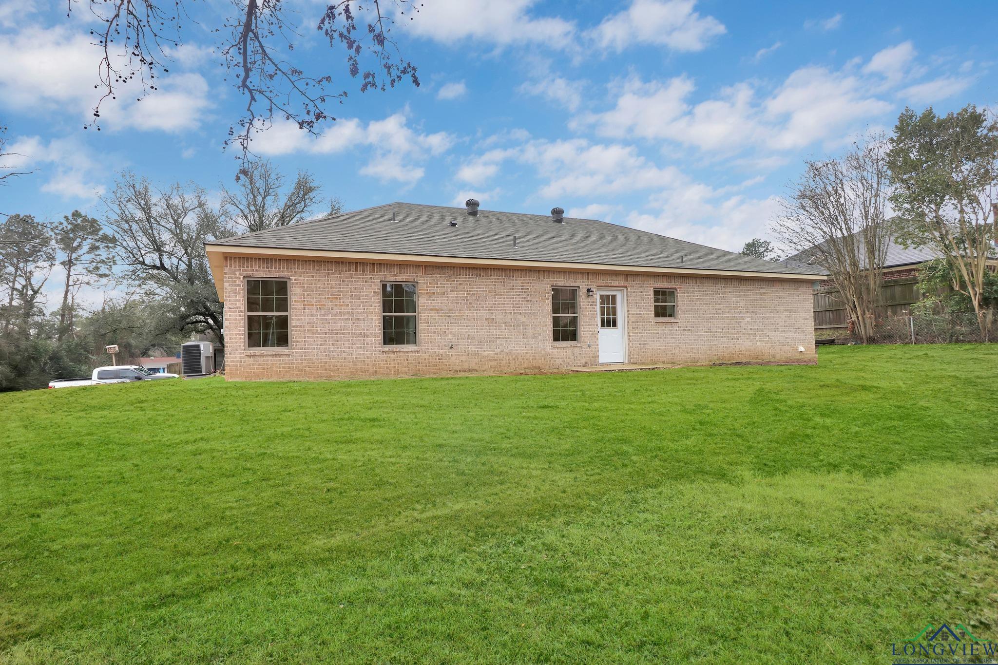 1508 Woodway Ln, Gilmer, Texas image 3