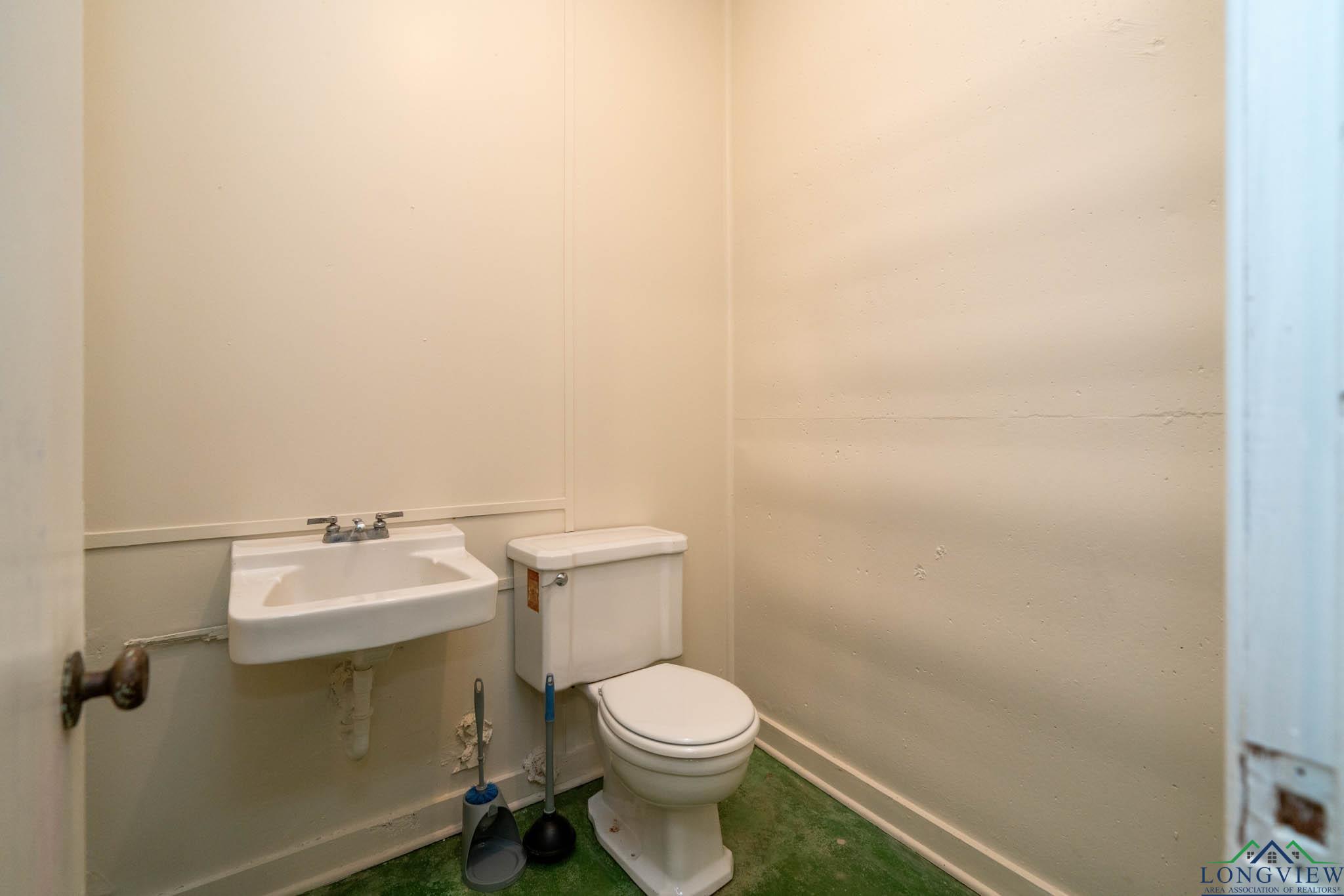 601 Wood St, Gladewater, Texas image 37