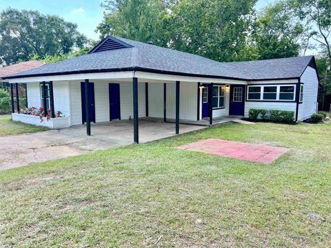 Homes For Sale - 611 Hickory St<br/> Hughes Springs, TX 75656