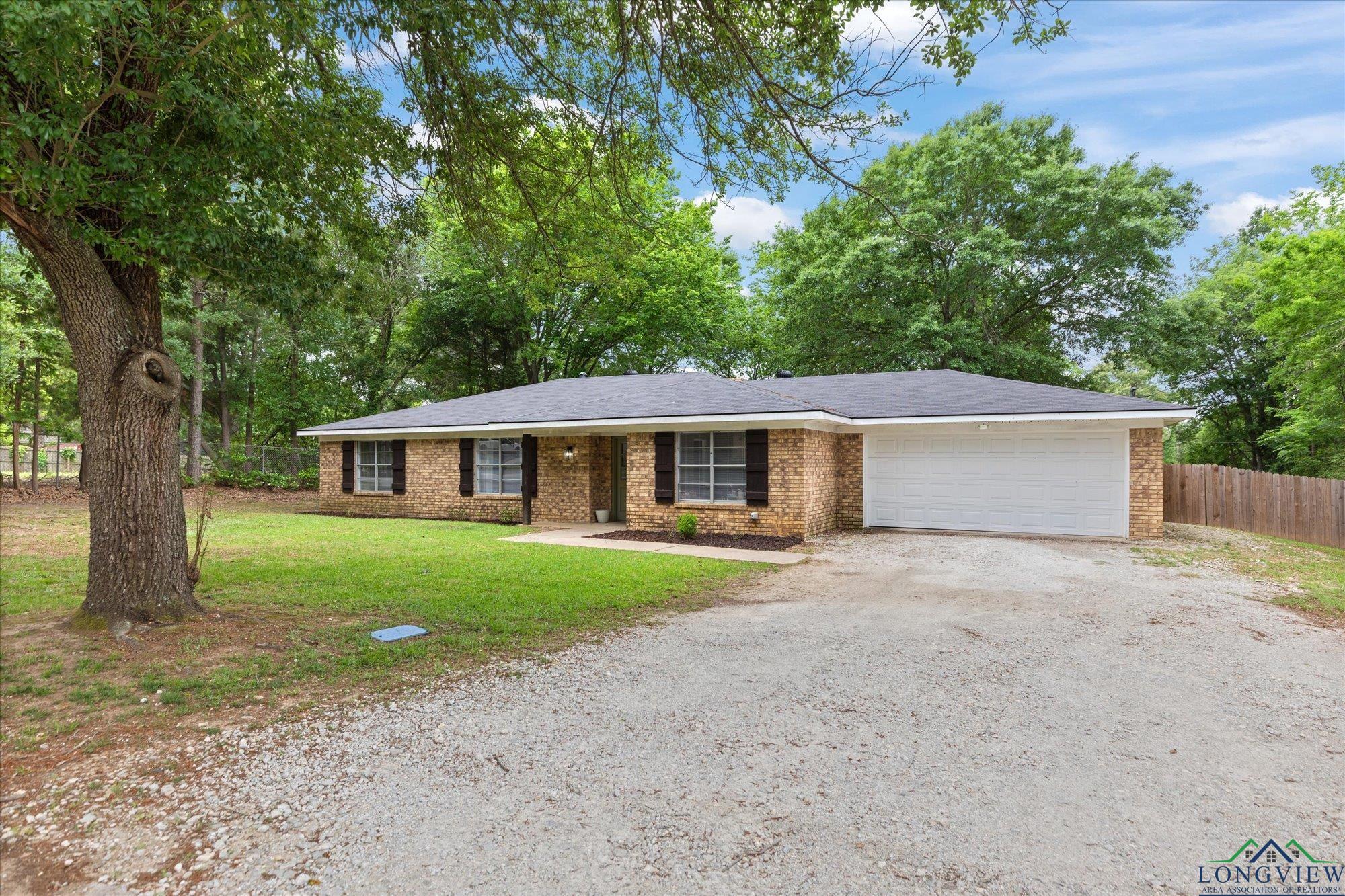 1001 Redbud Dr, White Oak, Texas image 2