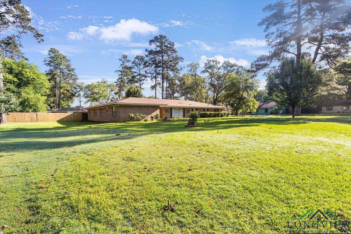 400 W Perry Pl, Carthage, Texas image 3