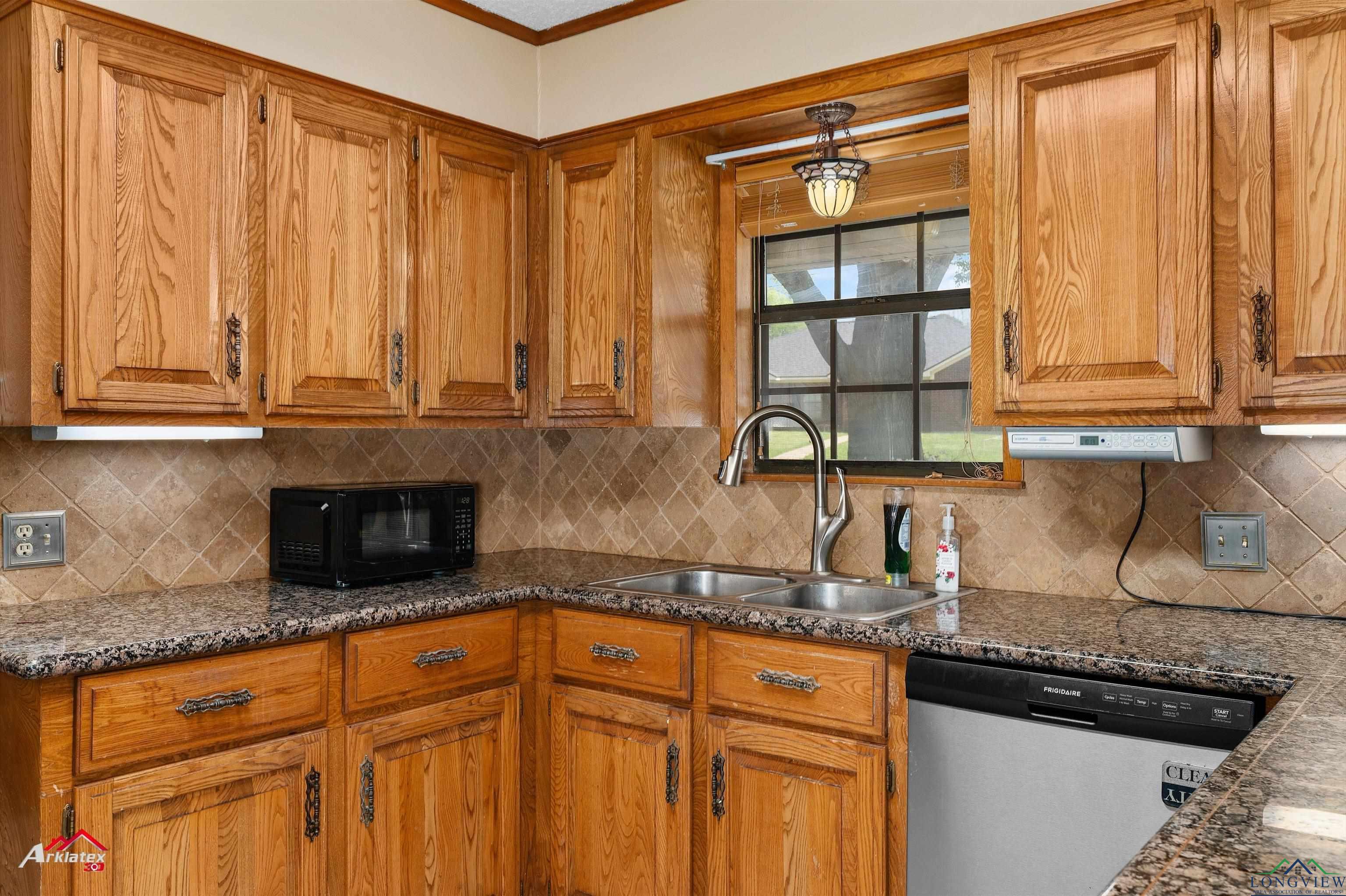 202 SE Ravenwood Dr, Henderson, Texas image 9