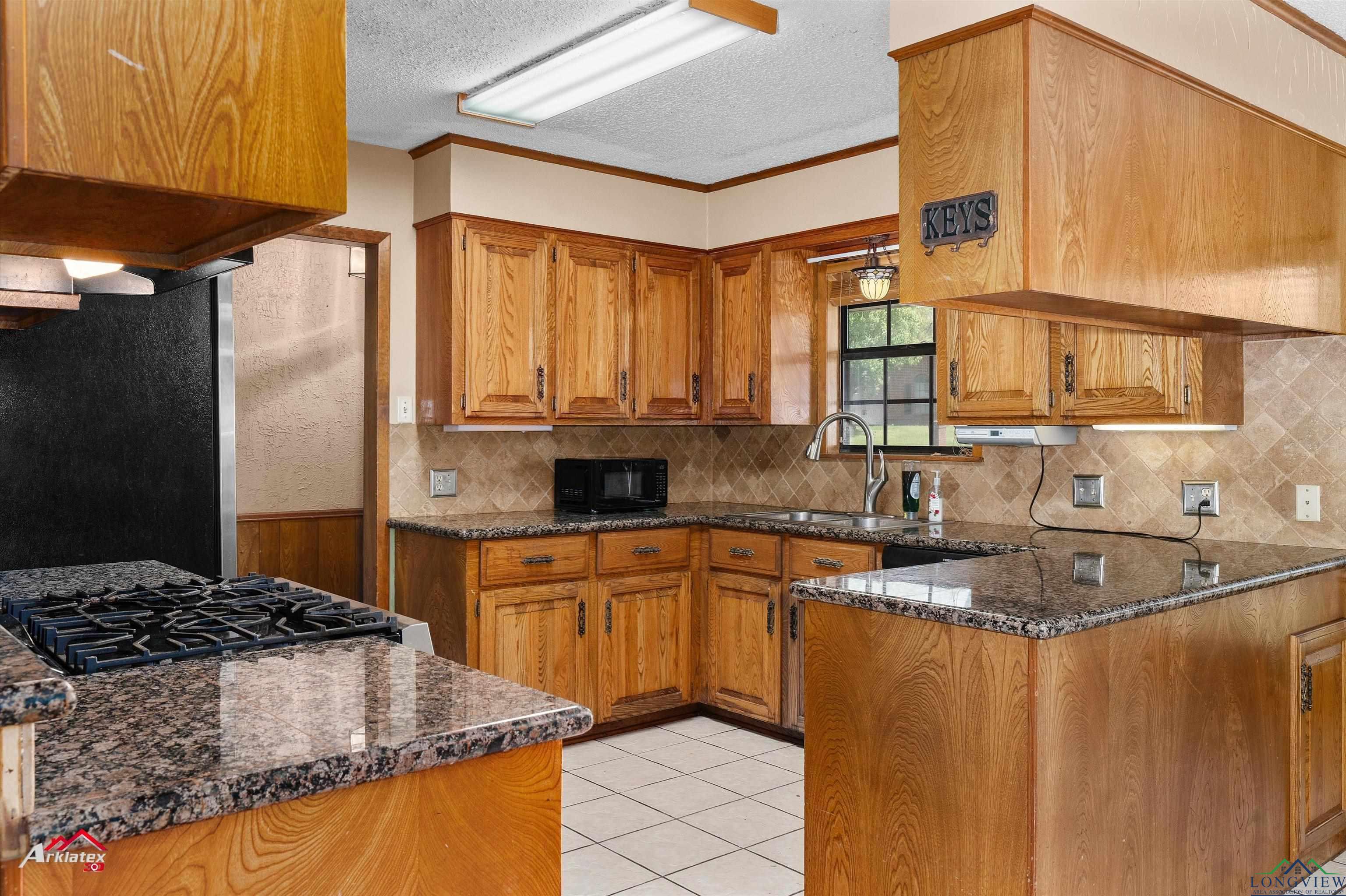 202 SE Ravenwood Dr, Henderson, Texas image 8