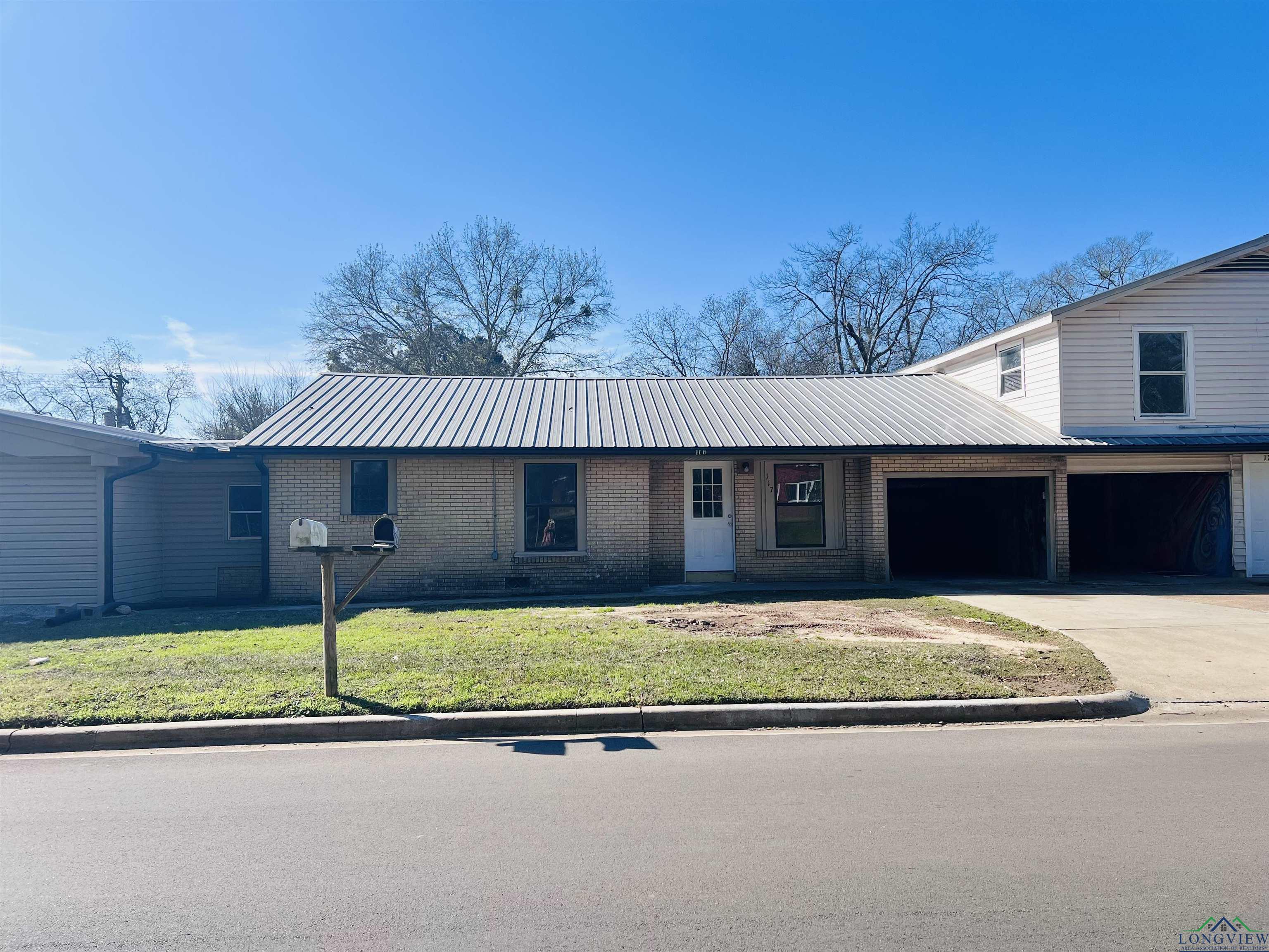 620 Logansport Street, Center, Texas image 4