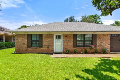 Homes For Sale - 2653 Lori Lane<br/> Longview, TX 75605