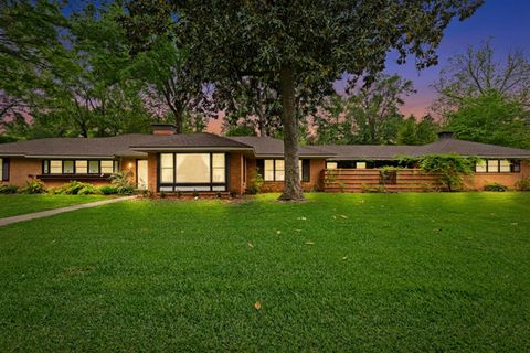 Homes For Sale - 820 Crimwood Lane<br/> Kilgore, TX 75662