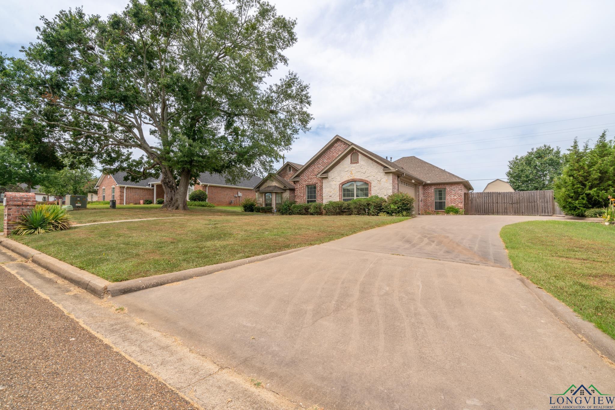 104 Rodessa Trail, White Oak, Texas image 1