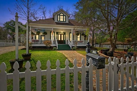 Homes For Sale - 502 E Benners Street<br/> Jefferson, TX 75657