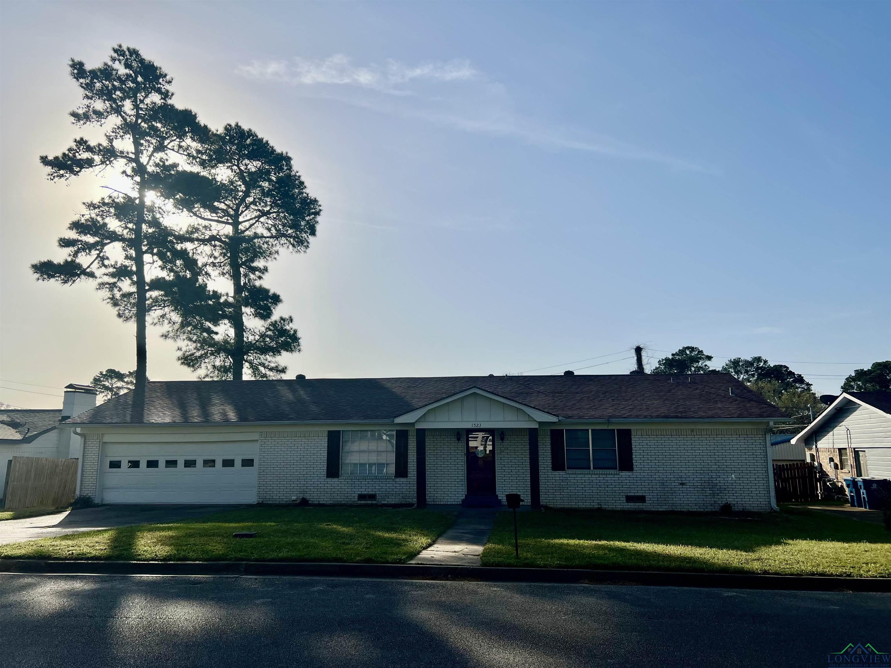 1523 Young St, Henderson, Texas image 2