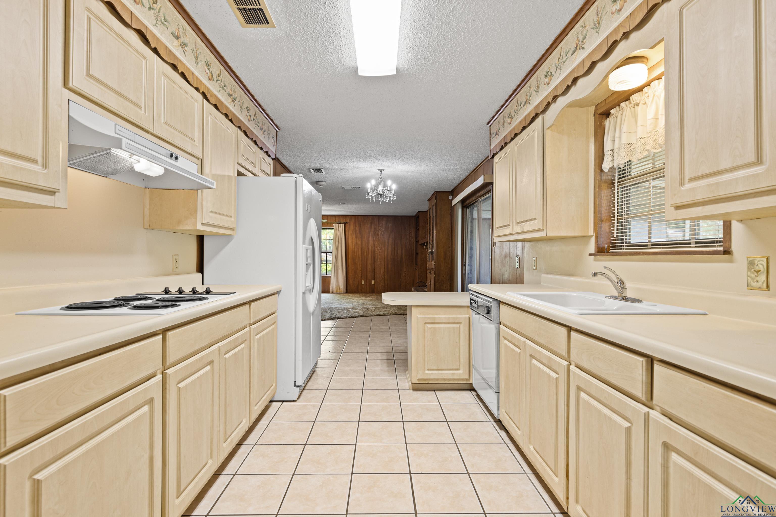 2803 Amberwood Drive, Longview, Texas image 5