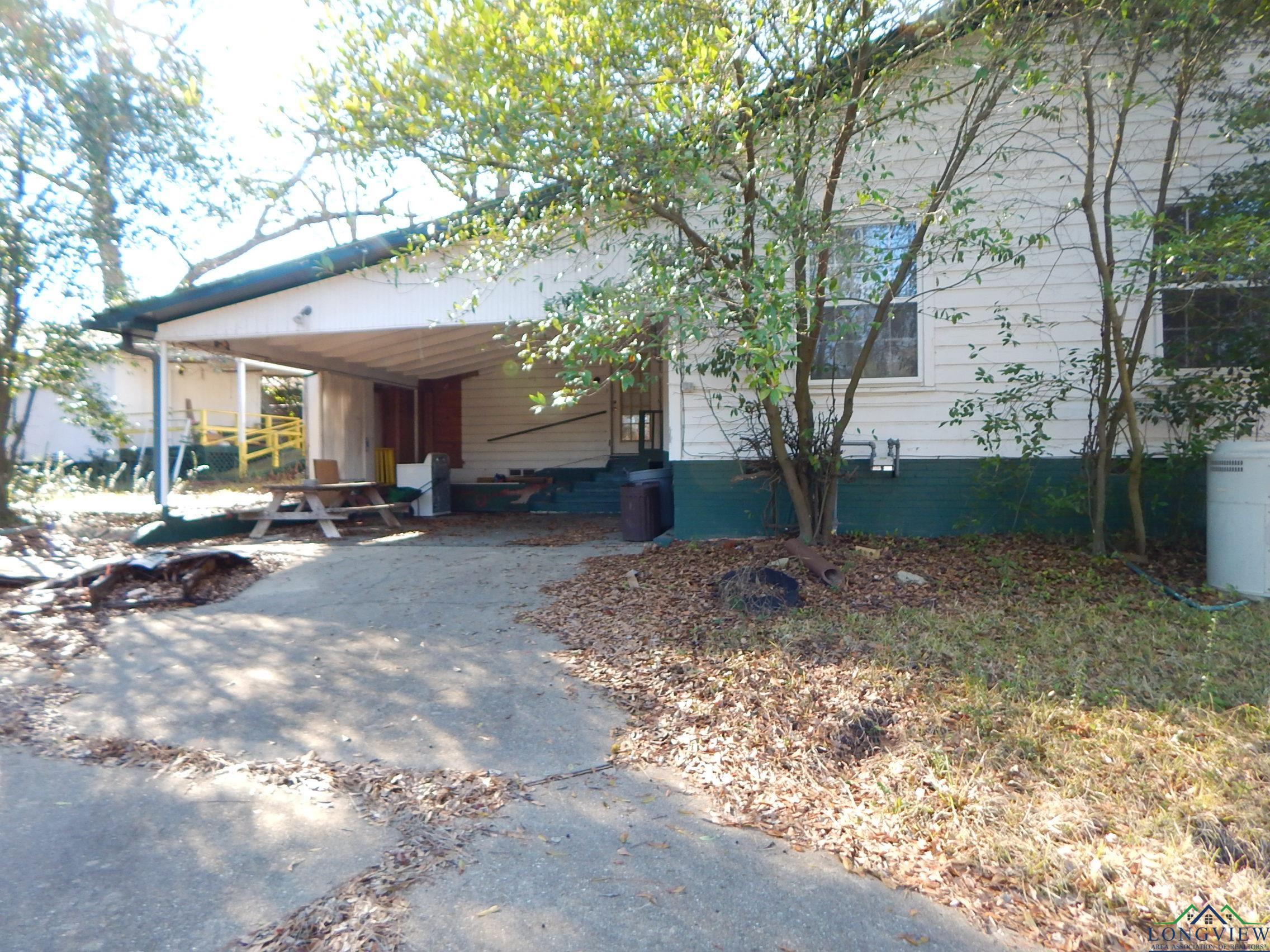 405 W Butler St, Gilmer, Texas image 3