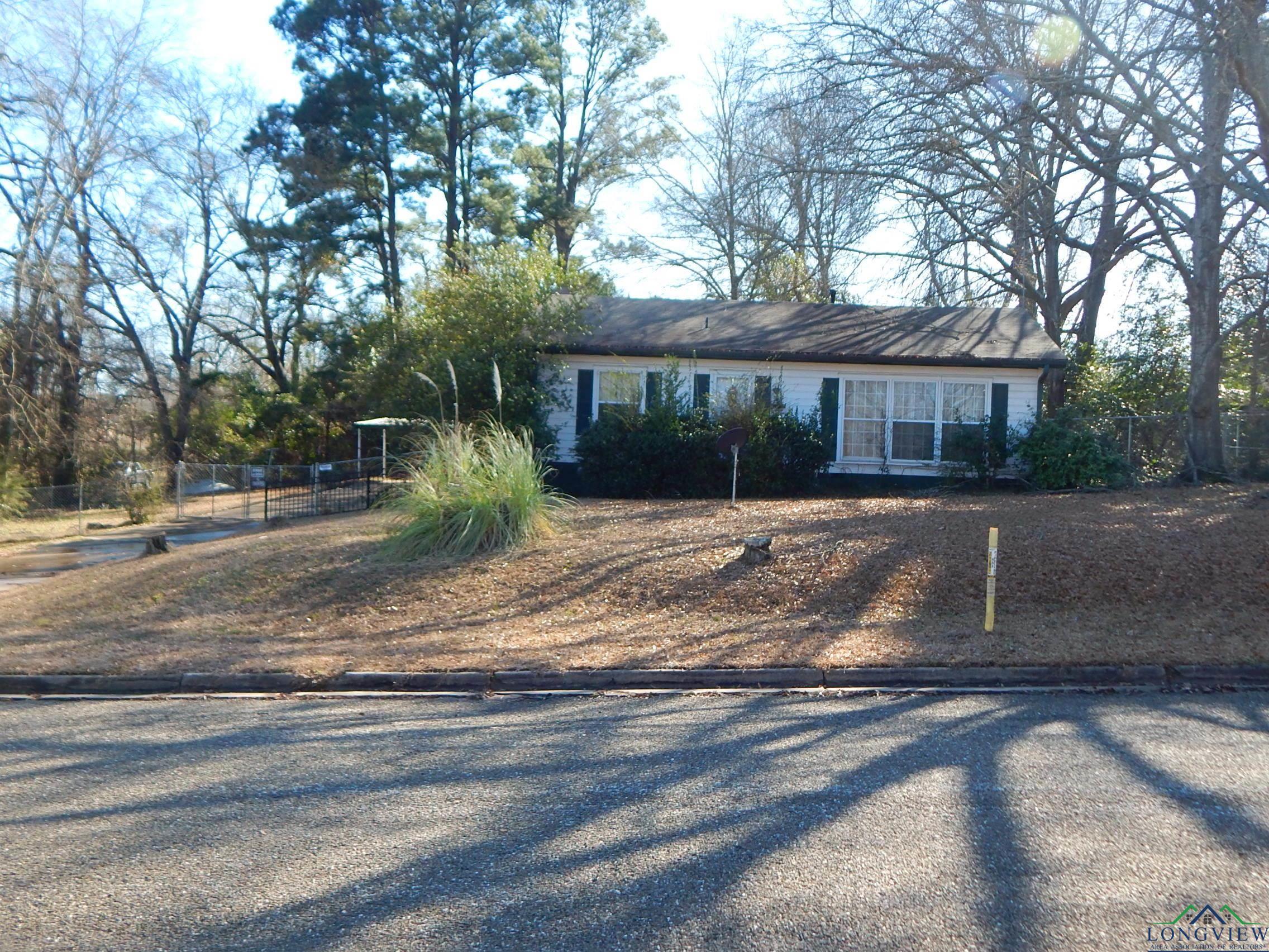 405 W Butler St, Gilmer, Texas image 2