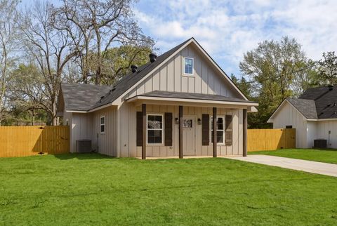 Homes For Sale - 2656 Hendricks St<br/> Gladewater, TX 75647