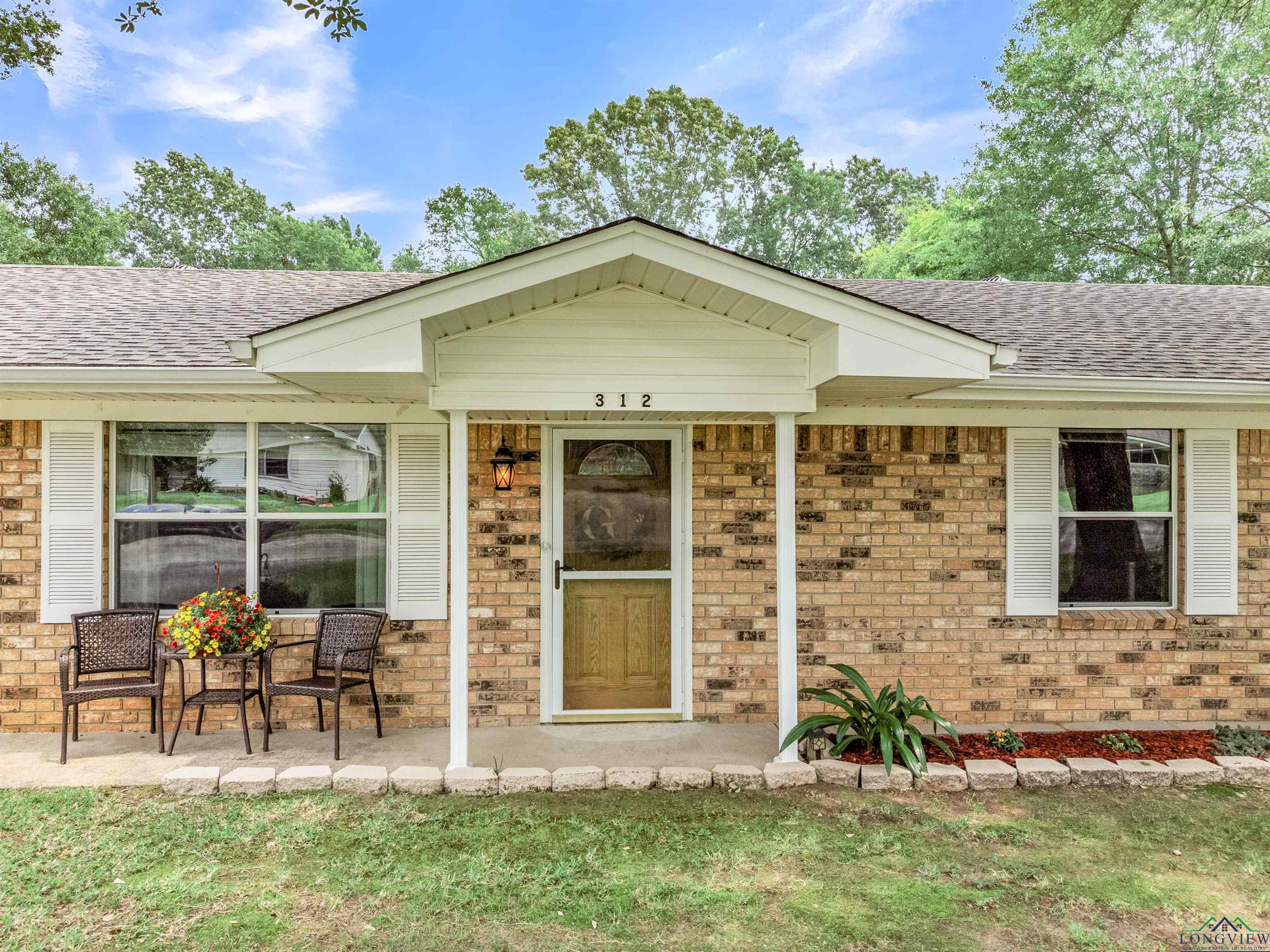 312 Parkway Ln, Gilmer, Texas image 1