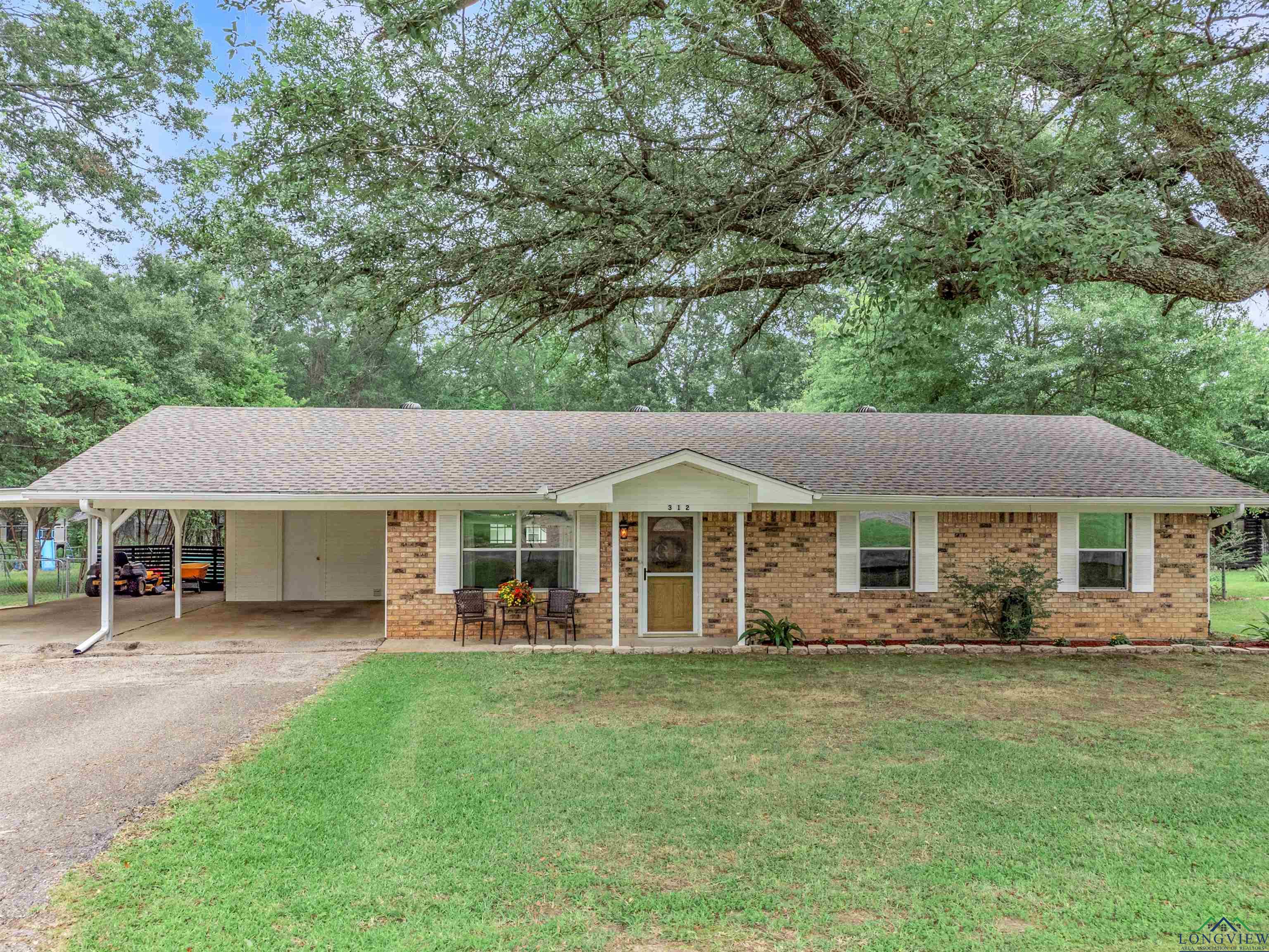 312 Parkway Ln, Gilmer, Texas image 2
